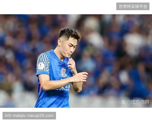 申花后卫陈晋一在球队困难时期表现抢眼，其精准传中成为球队重要进攻手段。
